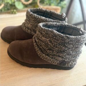 Que Cozy Gray MUKLUKS Winter Boots AND they’re stylish while keeping feet warm.